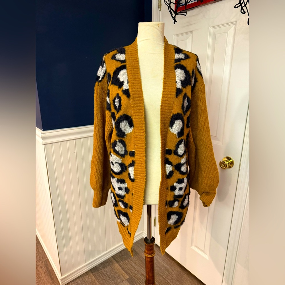 Size M oversized Cheeta Print Cardi by Molly Bracken NWOT